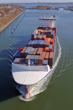 Draufsicht auf ein Containerschiff