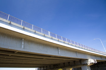 高速道路と青空