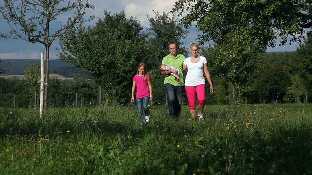 Familie macht Spaziergang im Sommer