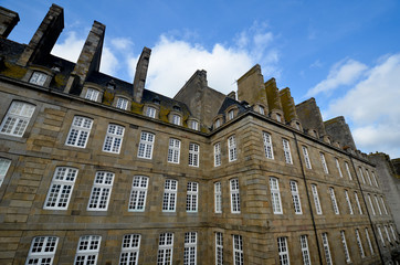 Fototapeta na wymiar Domy w Saint-Malo