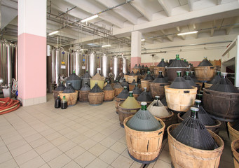 Obraz premium damigiane in una cantina