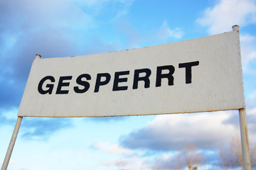 weißes Schild – gesperrt
