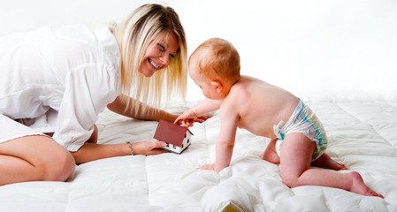 Mutter mit dem Sohn spielen auf dem Bett