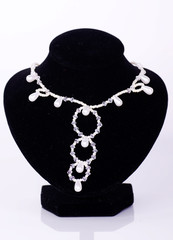 collier en perles sur buste en velour noir