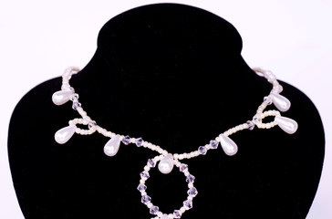 collier en perles sur buste noir