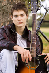 junger Mann mit Gitarre