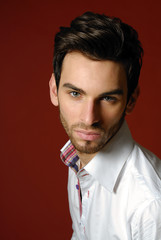 portrait d'un jeune homme brun 11