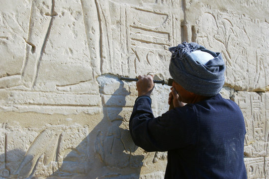 Sculpteur sur pierre.