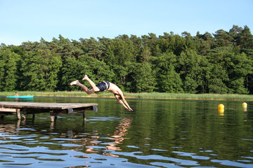 Sprung in den See