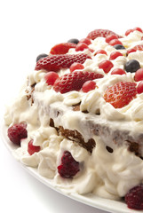 Pan di spagna con panna e fragole