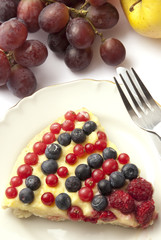 Fetta di crostata alla crema con frutti di bosco
