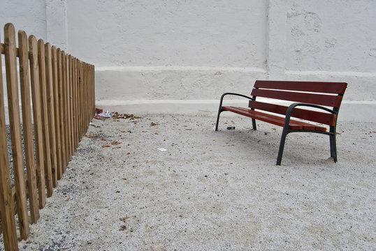 Banco tras la valla de mader
