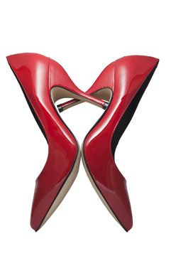 Zapatos rojos de charol formando un coraz&oacute;n
