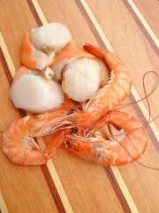 coquilles saint-jacques et crevettes