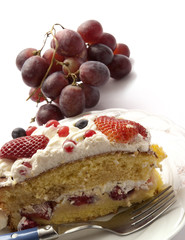 Fetta di torta con panna e fragole