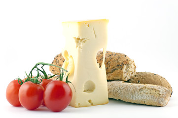 Pane formaggio e pomodori rossi