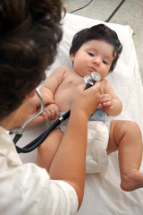 Bebé durante una revisión médica