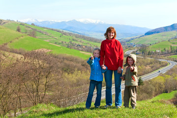Obraz premium Tourist family and spring mountain country valley view