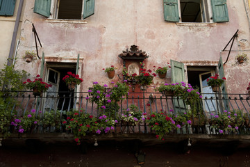 Fototapeta na wymiar Torri del Benaco, ukwiecony balkon