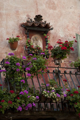 Fototapeta na wymiar Torri del Benaco, balcone fiorito
