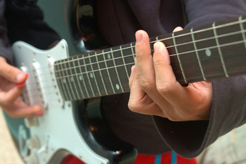 Fototapeta premium Joven tocando una guitarra electrica
