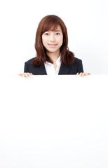 Naklejka premium メッセージボードを持った女性