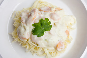 Spaghetti with white cream sauce