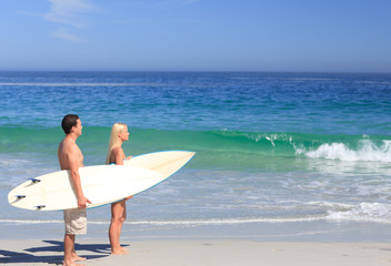 Obraz premium Lovers with their surfboards