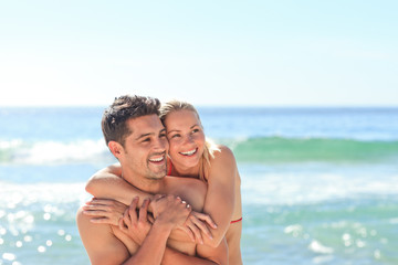 Obraz premium Happy lovers at the beach