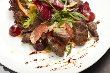 Beef with grapefruit and rucola salad