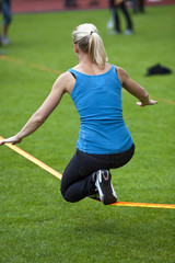 Frau beim Slacklining