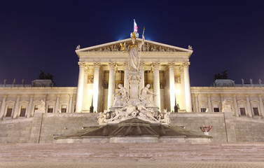 Obraz premium Austrian Parliament in Vienna at night