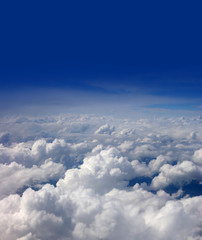 Naklejka na ściany i meble Widok z lotu ptaka na piękne błękitne niebo z białymi chmurami