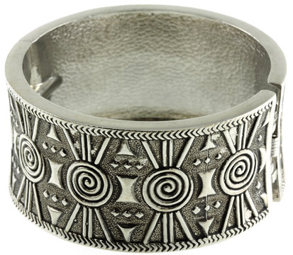 bracelet ethnique m&eacute;tal cisel&eacute;