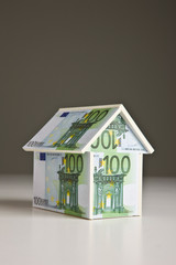 Haus aus Euroscheinen
