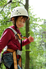 Mädchen mit Kletterausrüstung und Helm