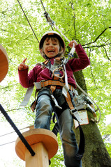 Mädchen beim Klettern im Hochseilgarten