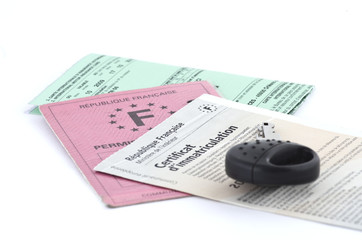 Permis de conduire et carte grise avec une cl&eacute; 