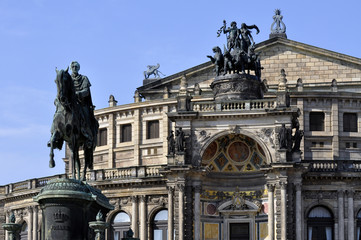 Fototapeta na wymiar Dresden Semperoper pomnik z Johnem