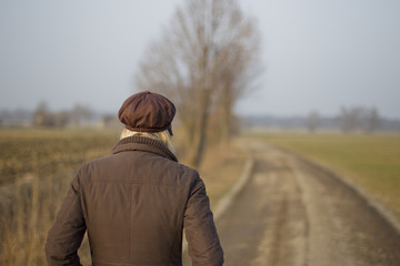 frau geht ihren weg