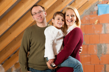 Junge Familie in einem Rohbau