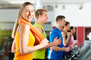 Leute laufen auf Laufband im Fitnessstudio