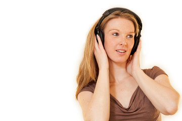 Junge Frau mit Sommerspossen hört Musik