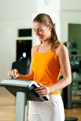 Obraz premium Woman exercising with modern key system