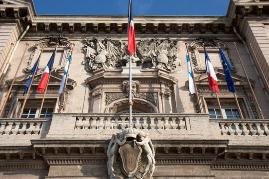 Gros plan sur la façade de l'Hôtel de Ville de Marseille.