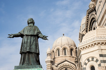 Fototapeta na wymiar Statua biskup Belsunce przed katedrą La majora, Marsylii.