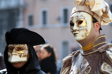 Fototapeta na wymiar coppia di maschere al carnevale di Venezia