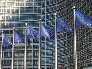 Selbstklebende Fototapete Brüssel Europafahnen vor der EU-Kommission Brüssel