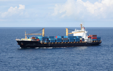 navire porte-conteneurs en mer © Unclesam