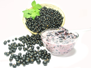 fruit smoothie yogurt with currant